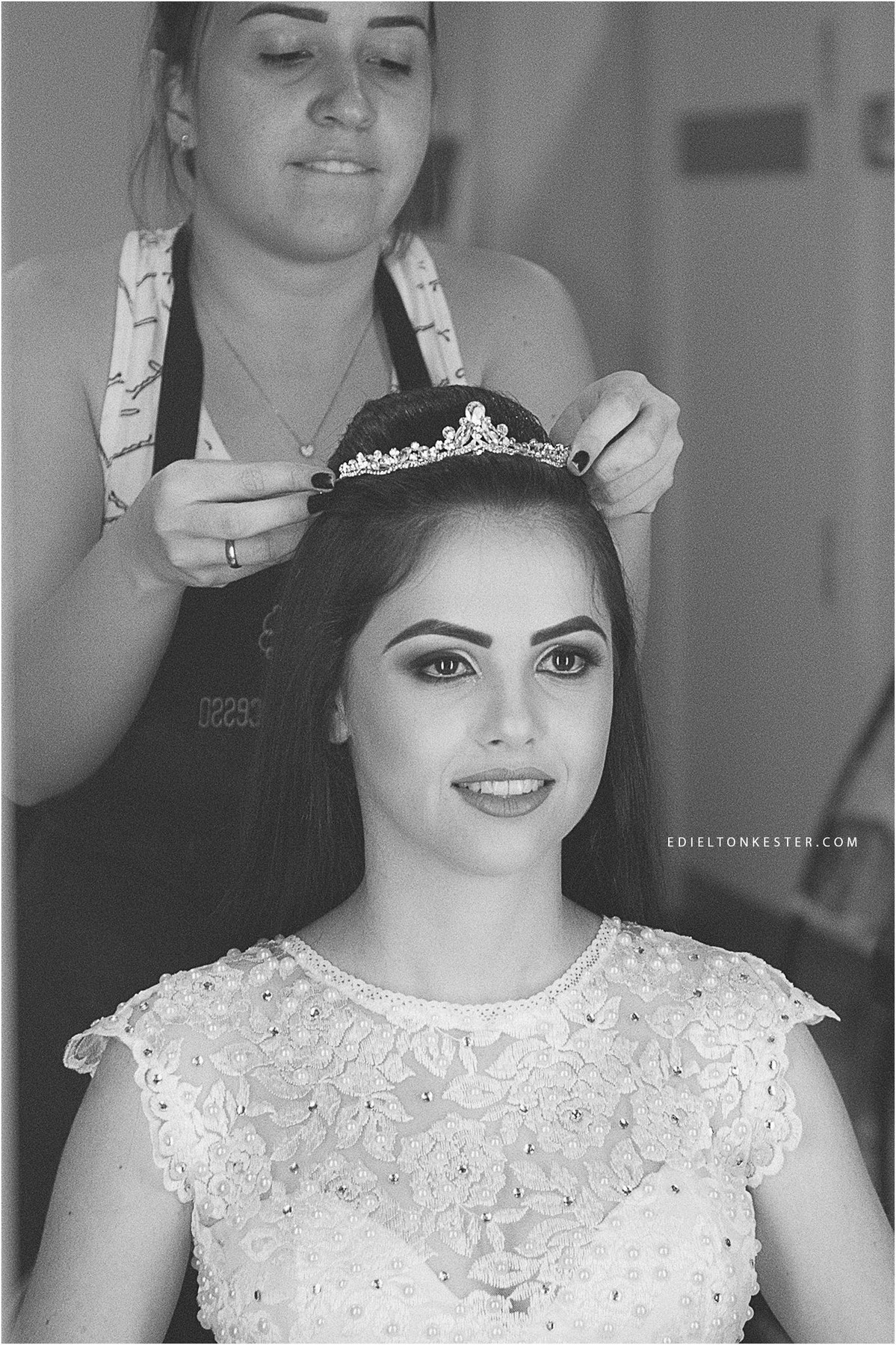 noiva se arrumando em foto feita pelo fotografo de casamentos em rondonia edielton kester