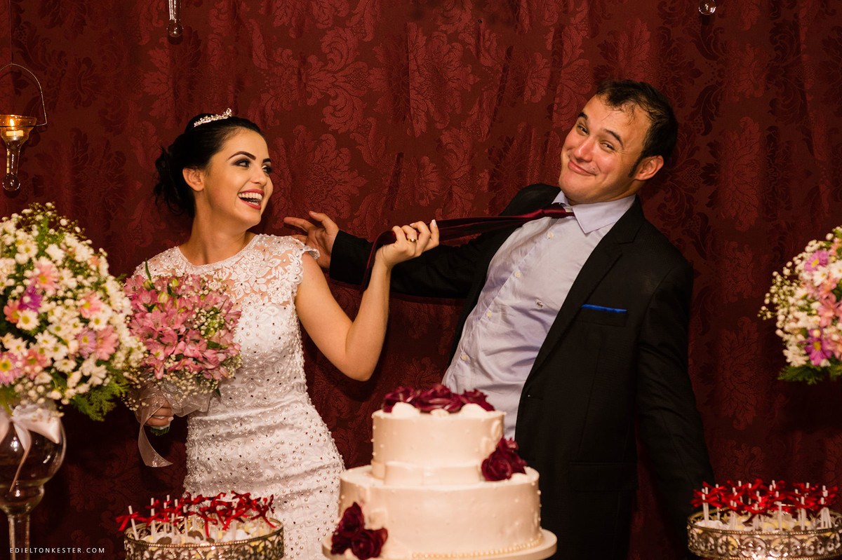 noivos posando para foto engraçada  de casamento em ro feita pelo fotografo de casamentos em ronodia ro edielton kester
