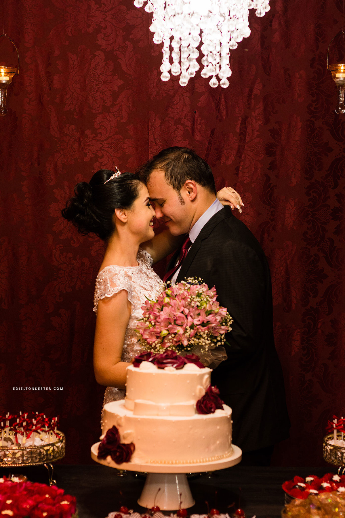 noivos abraçados posando para fotos de casamento em ro feita pelo fotografo de casamentos em ronodia ro edielton kester