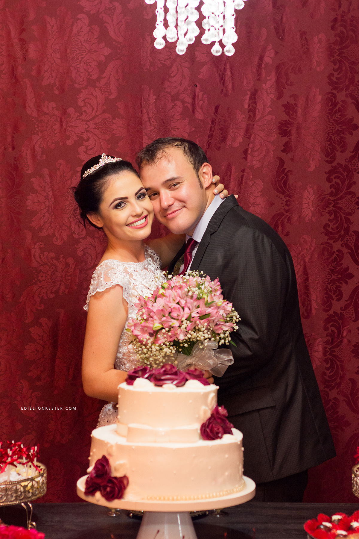 noivos abraçados posando para fotos de casamento em ro feita pelo fotografo de casamentos em ronodia ro edielton kester