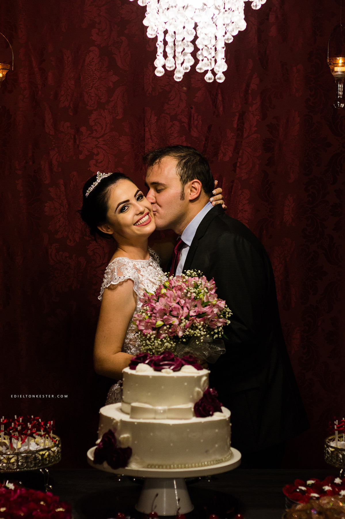 noivos abraçados posando para fotos de casamento em ro feita pelo fotografo de casamentos em ronodia ro edielton kester