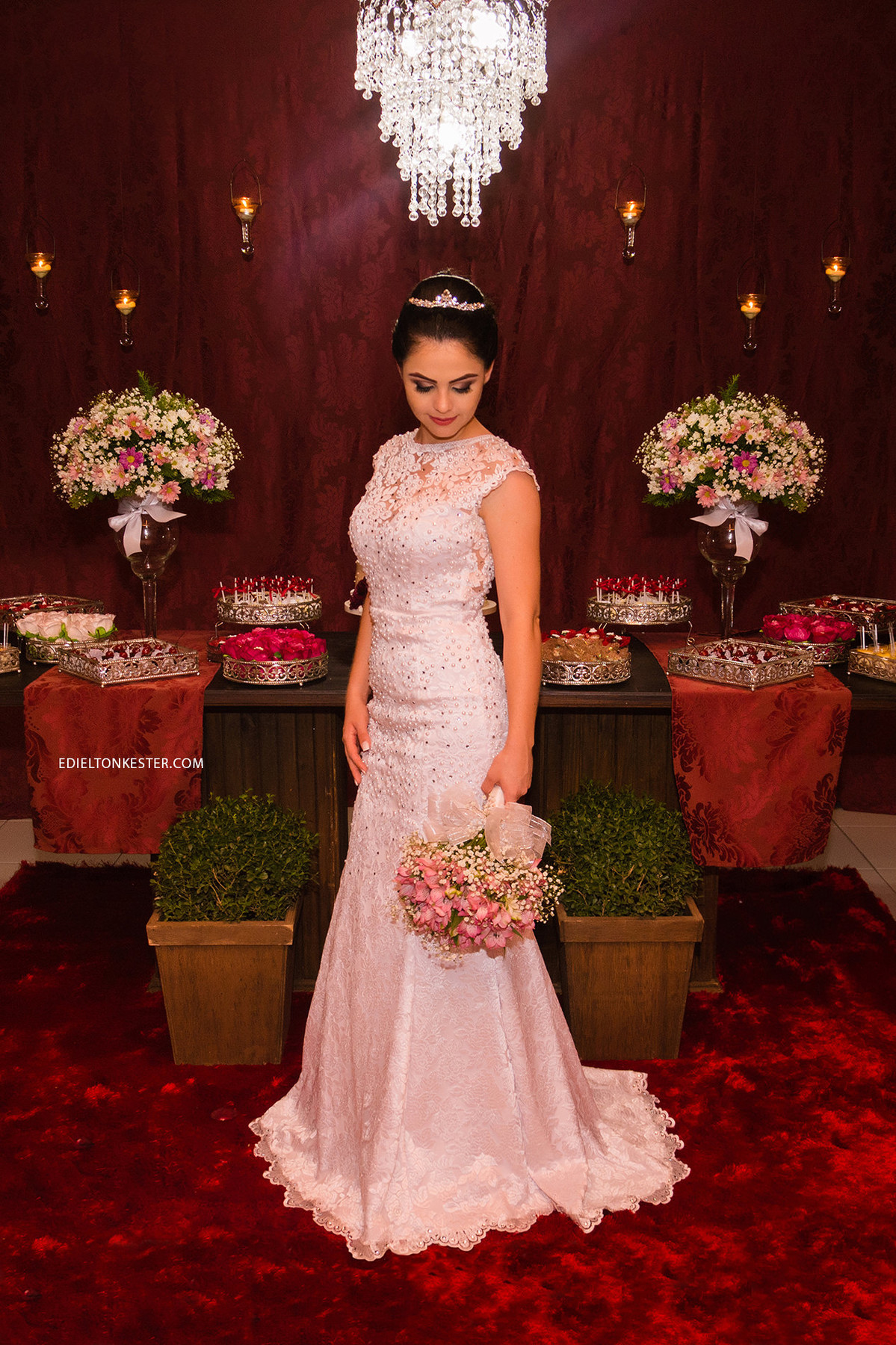 noiva posando para foto em vestido lindo fotografia pelo fotografo de casamentos em rondonia ro edielton kester