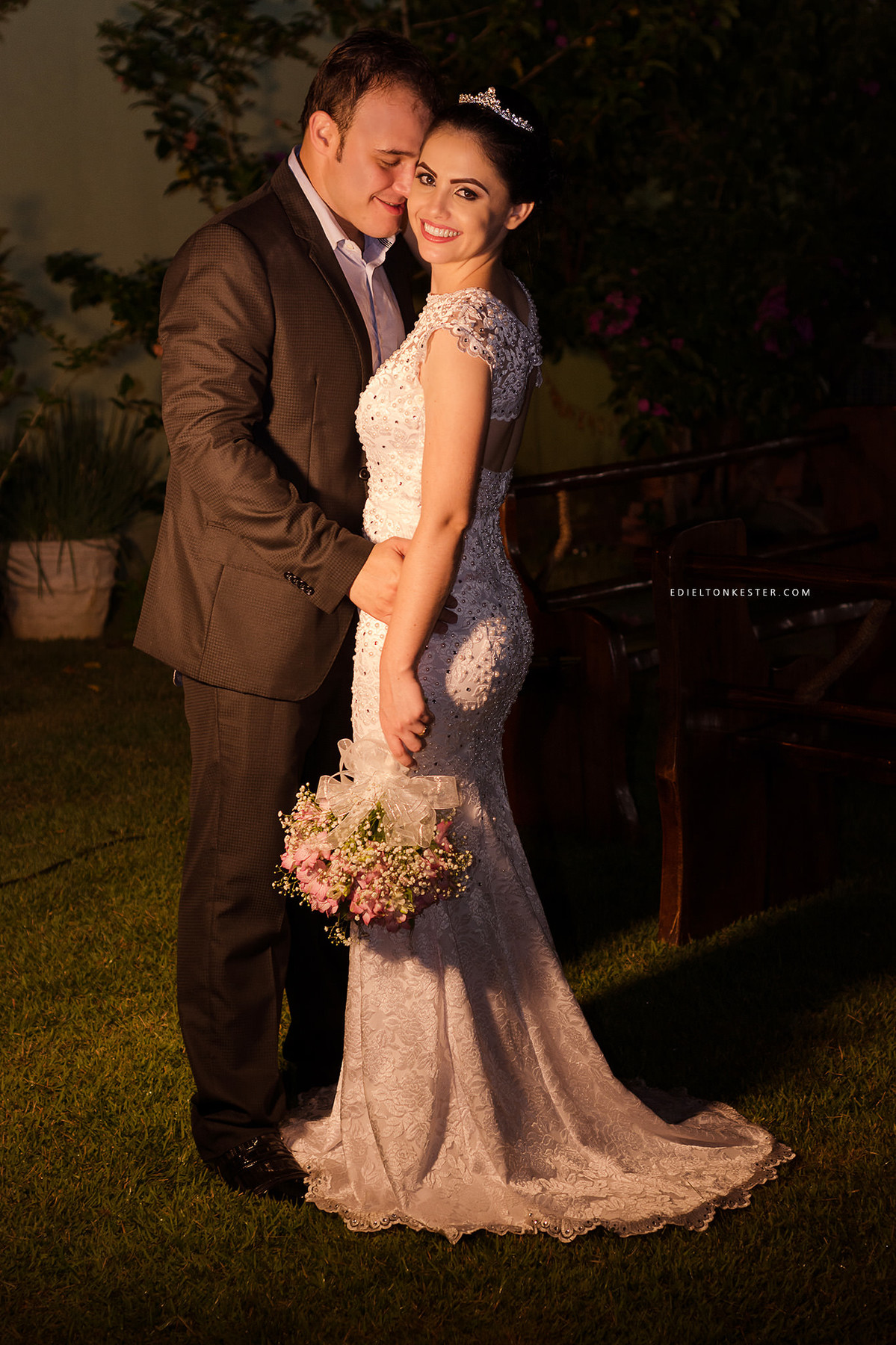 noivos abraçados posando para fotos de casamento em ro feita pelo fotografo de casamentos em ronodia ro edielton kester