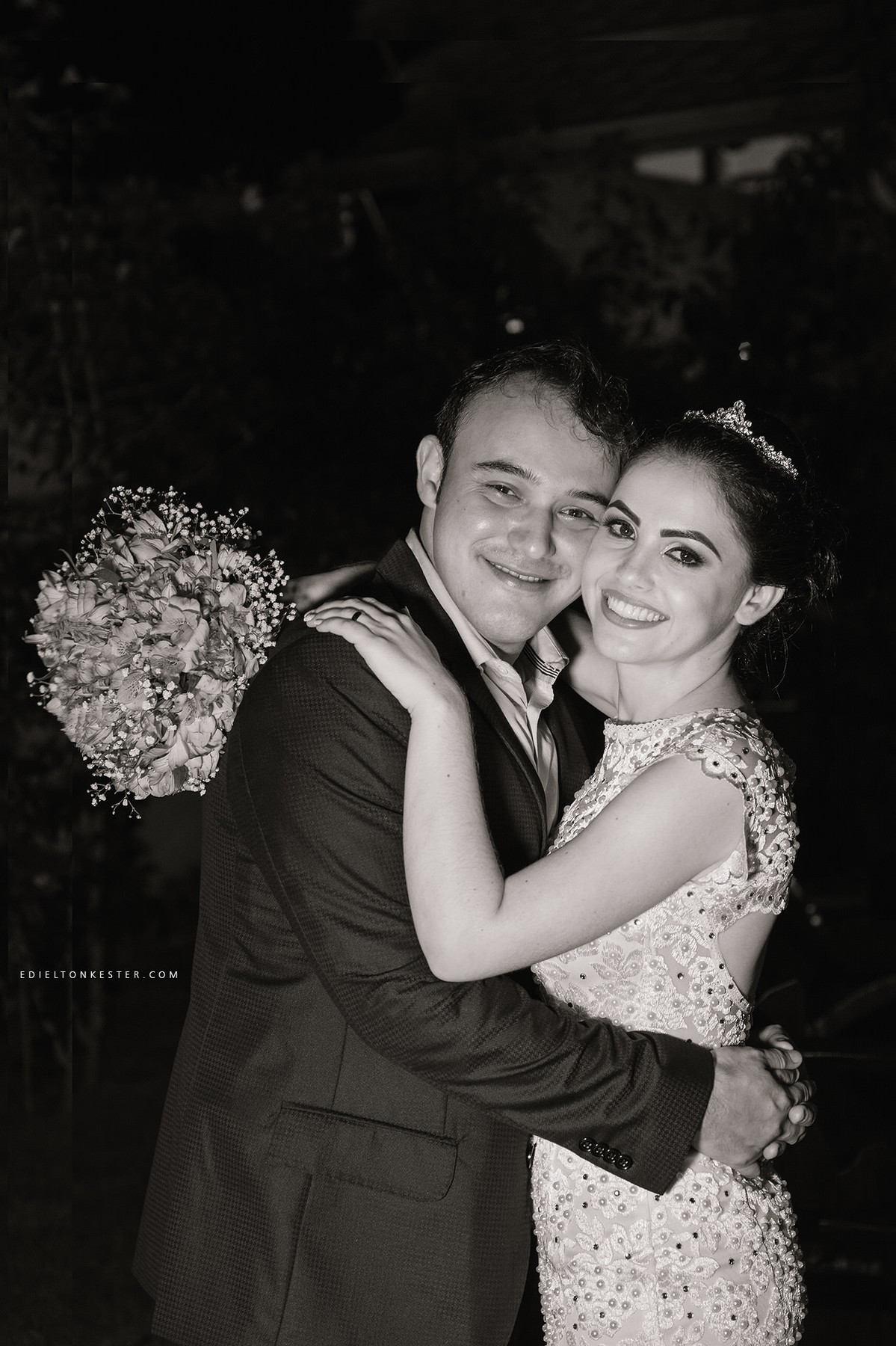 noivos abraçados posando para fotos de casamento em ro feita pelo fotografo de casamentos em ronodia ro edielton kester