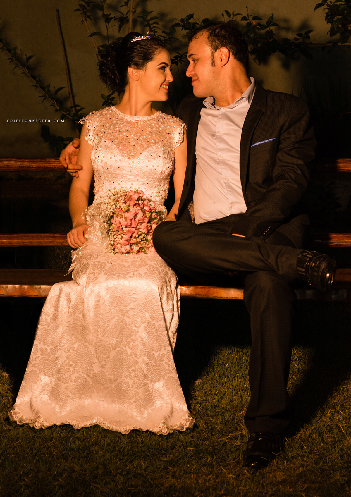 noivos abraçados posando para fotos de casamento em ro feita pelo fotografo de casamentos em ronodia ro edielton kester sentados e abraçados