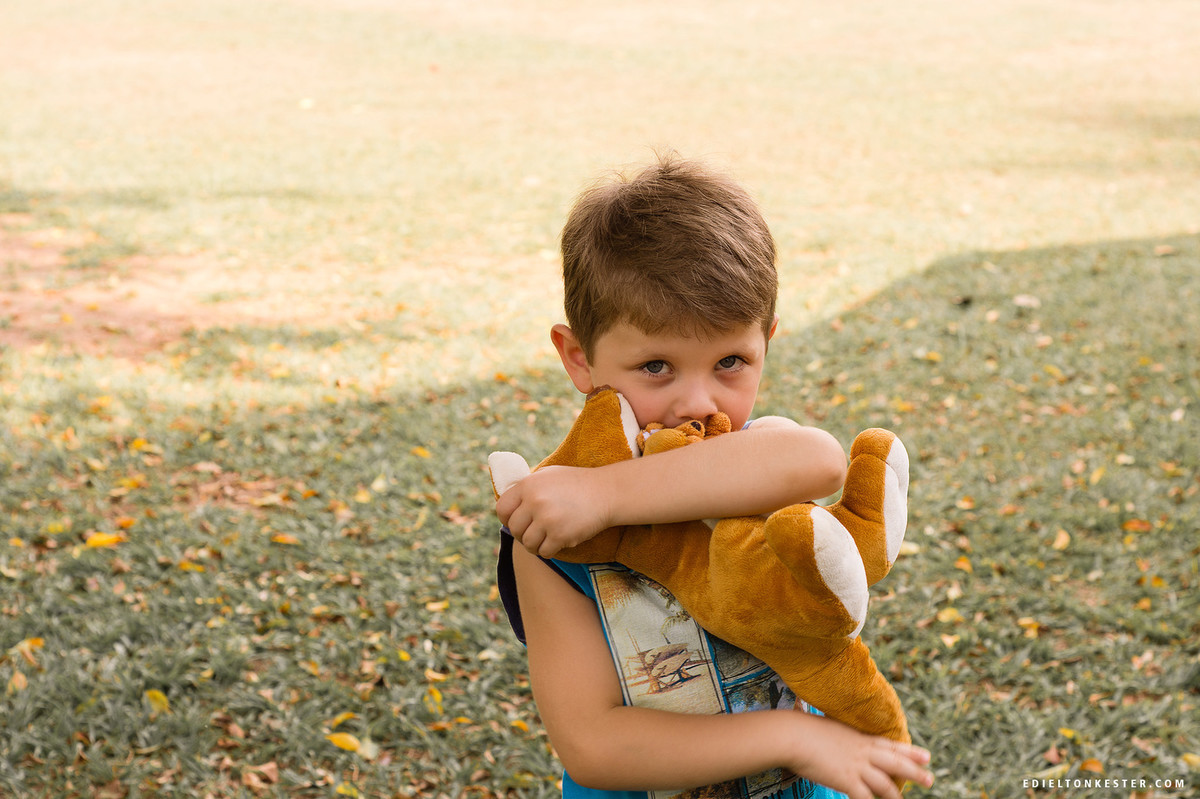 irmao mais novo segurando canguru em ensaio fotografico de gestação