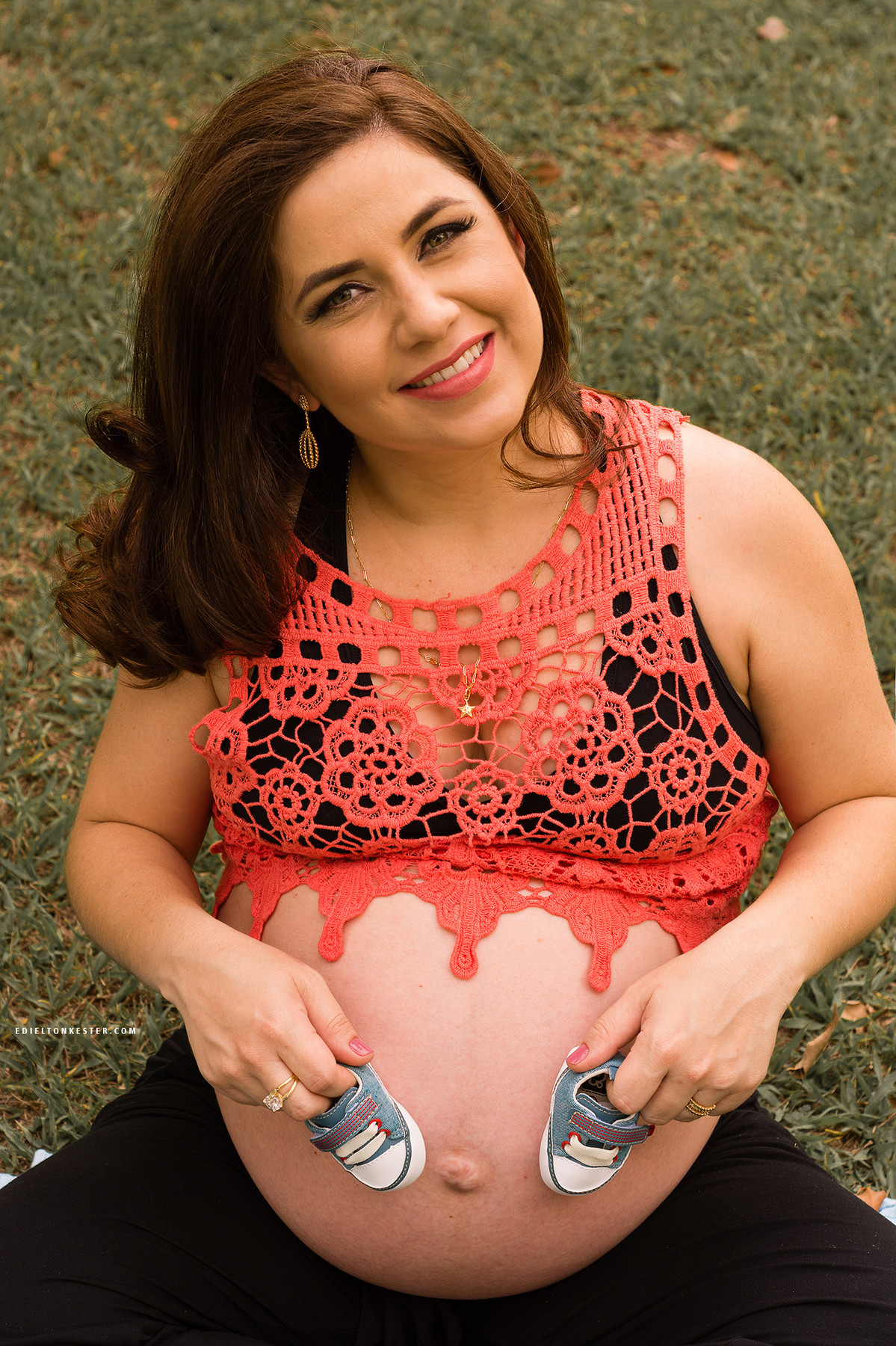 gestante segurando sapatinho do bebe