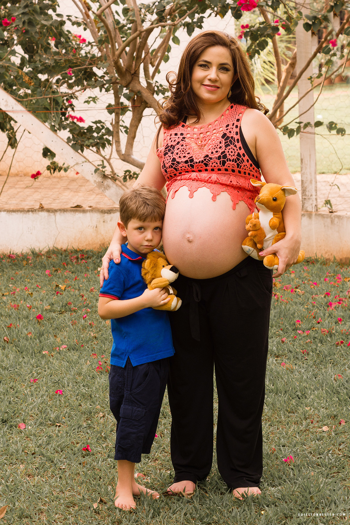 mae e filho em ensaio de gestação