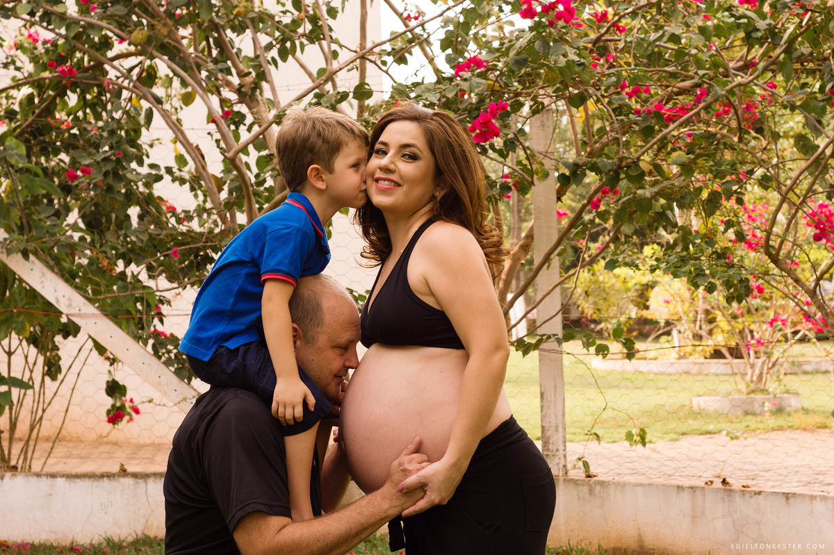 mai e filho beijando a mae gestante