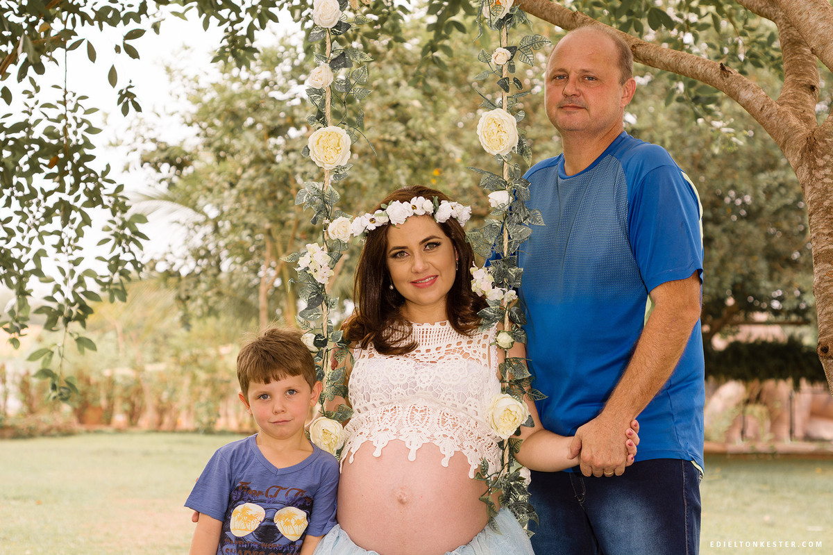 gestante sentada em balanço de flores pelo fotografo de casamentos e familias em rondonia ro edielton kester