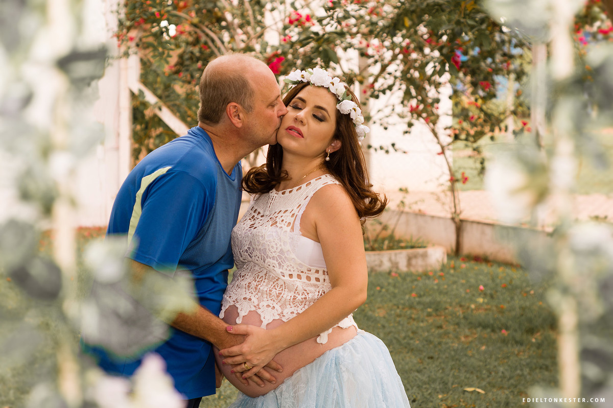 pai beijando a esposa gestante em ensaio de gravida