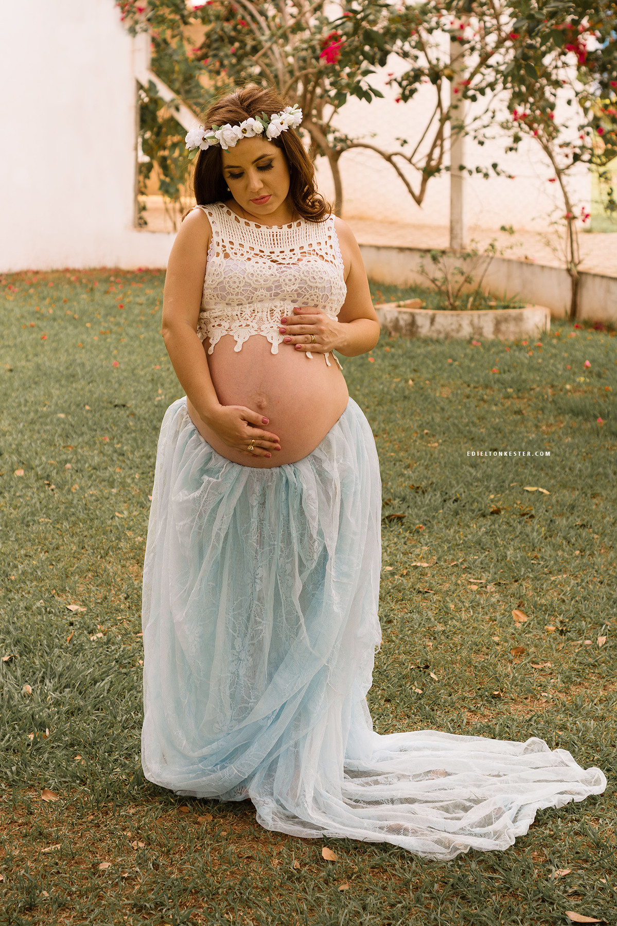 gravida com a mao na barriga em momento de carinho