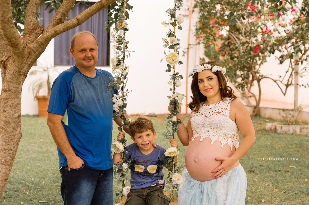 gestante sentada em balanço de flores pelo fotografo de casamentos e familias em rondonia ro edielton kester