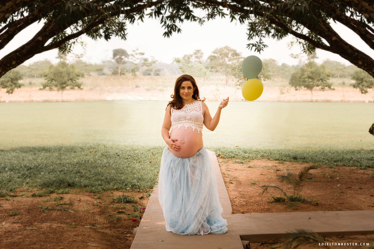 gestante com baloes em ensaio de gravidez
