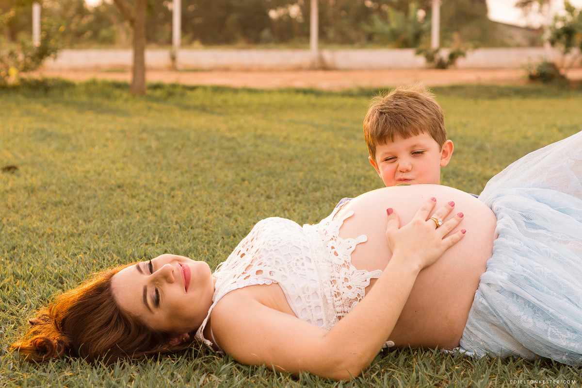 pai e filho com a ame gravida em ensaio de gestação