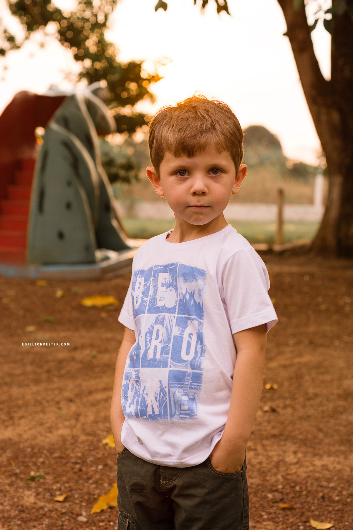 criança fazendo pose