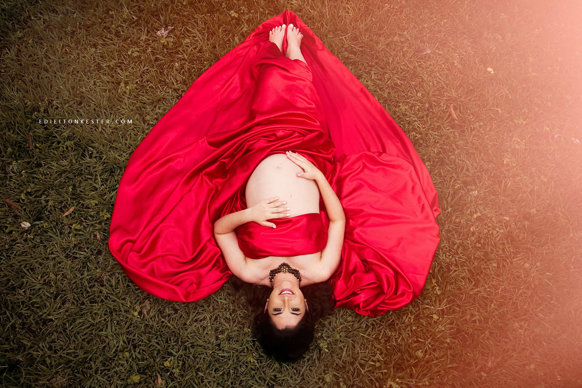 gestante em foto com tecido, foto criativa de gestante com tecido feita pelo fotografo edielton kester em ro