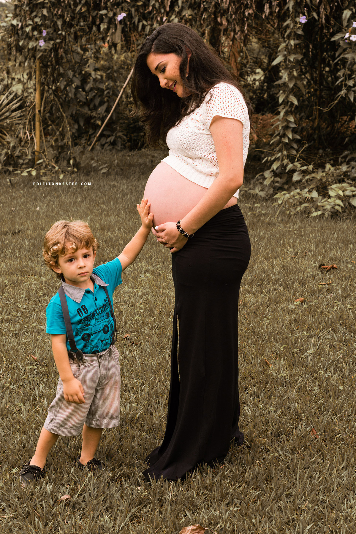 foto de gravida com criança segurando a barriga