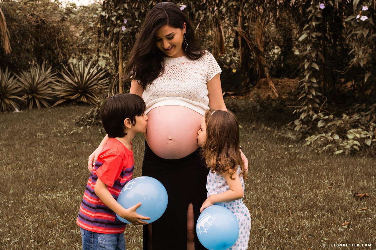 sobrinhos beijando a barriga da tia gravida