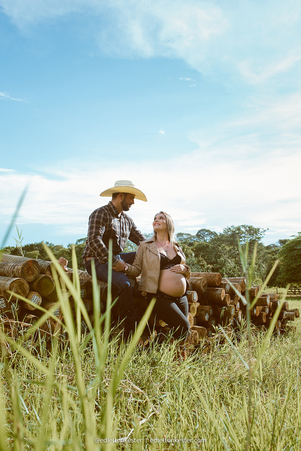 casal gestante com chapéu e roupas Country