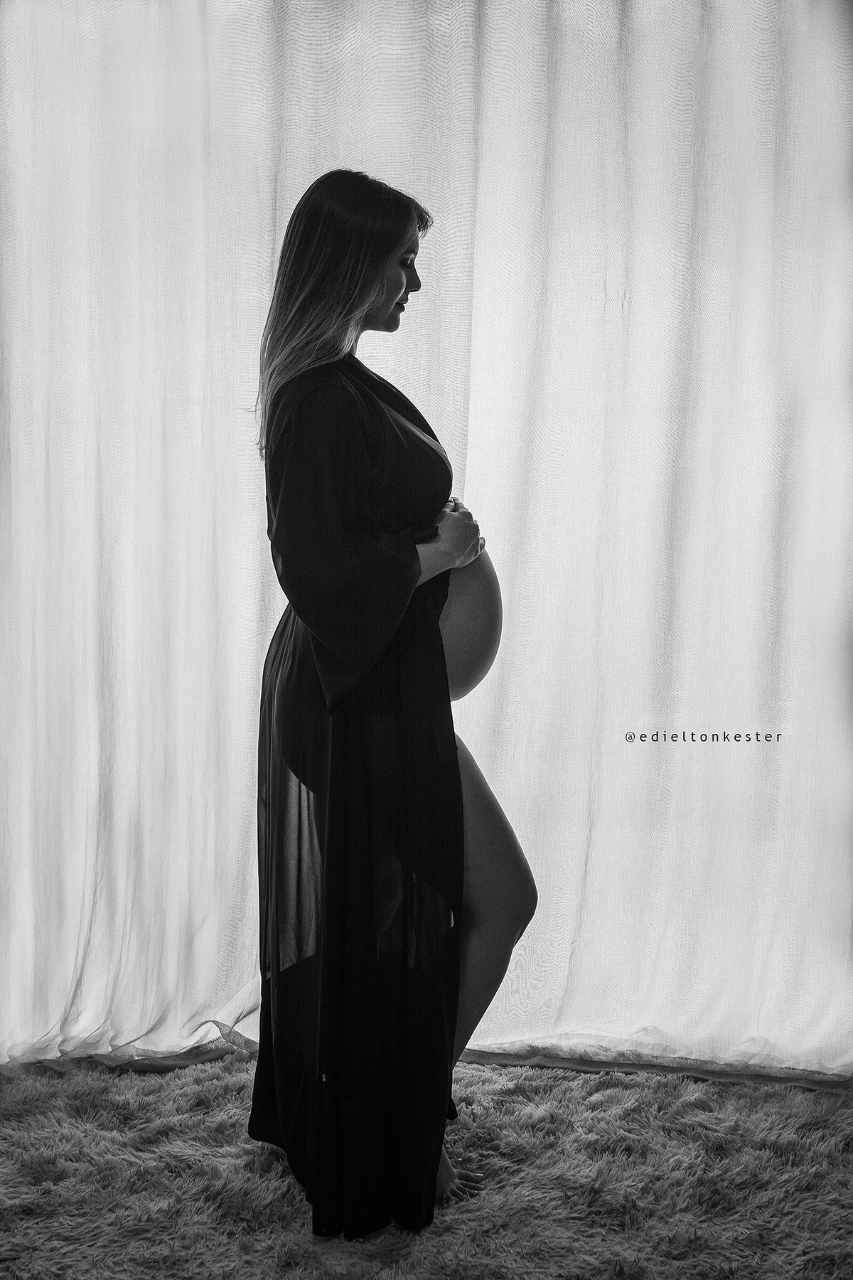 gestante em frente a janela