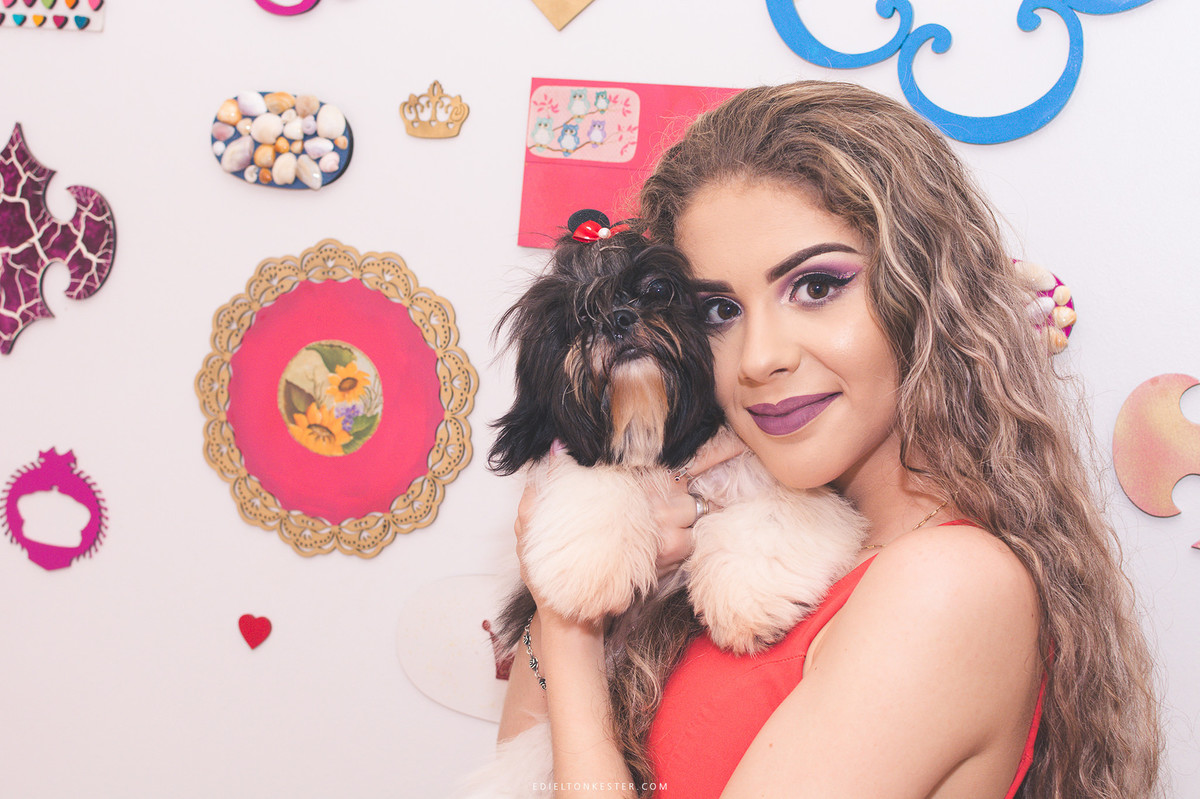 menina de 15 anos fazendo carinho no cachorro