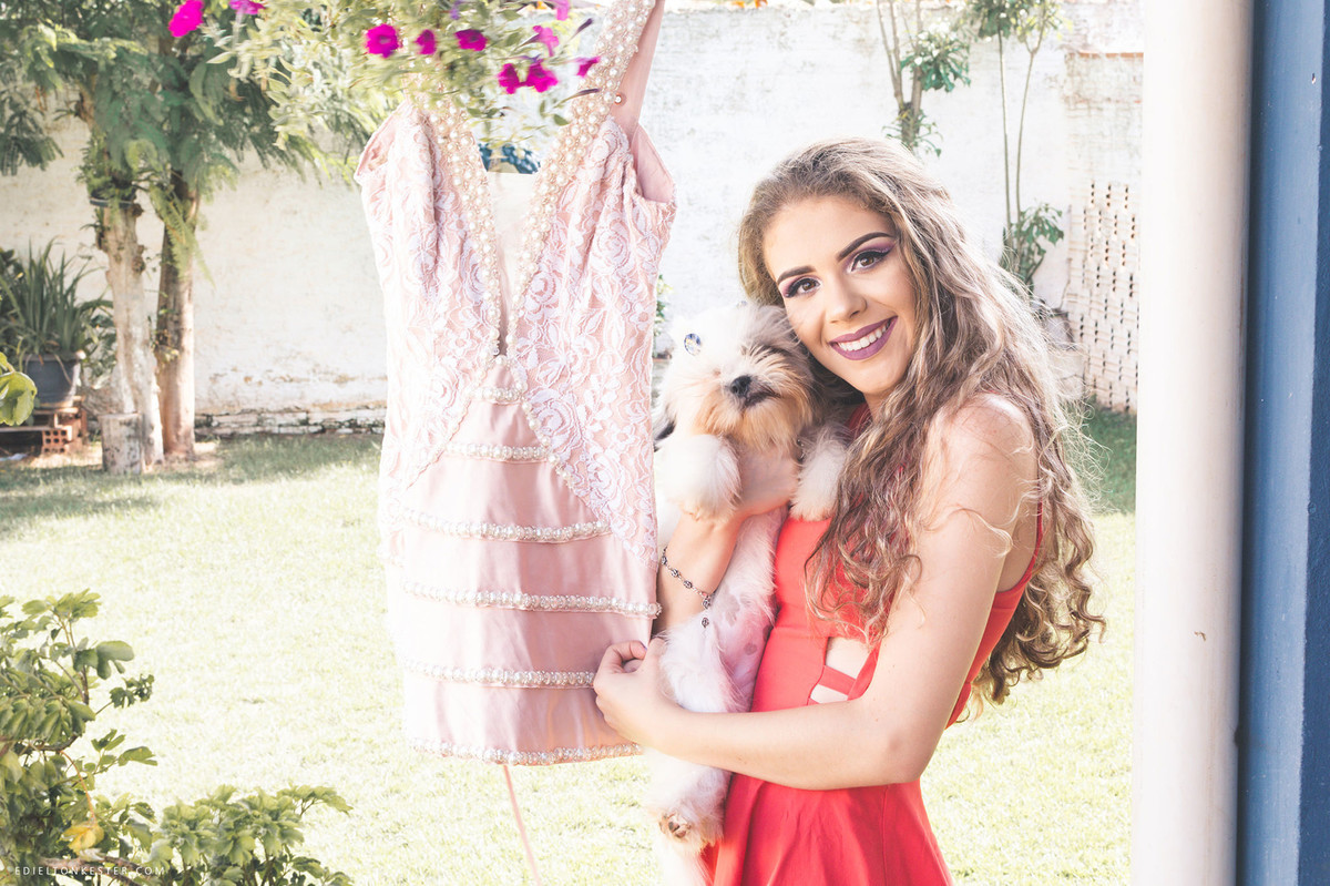 ensaio de 15 anos com menina segurando vestido