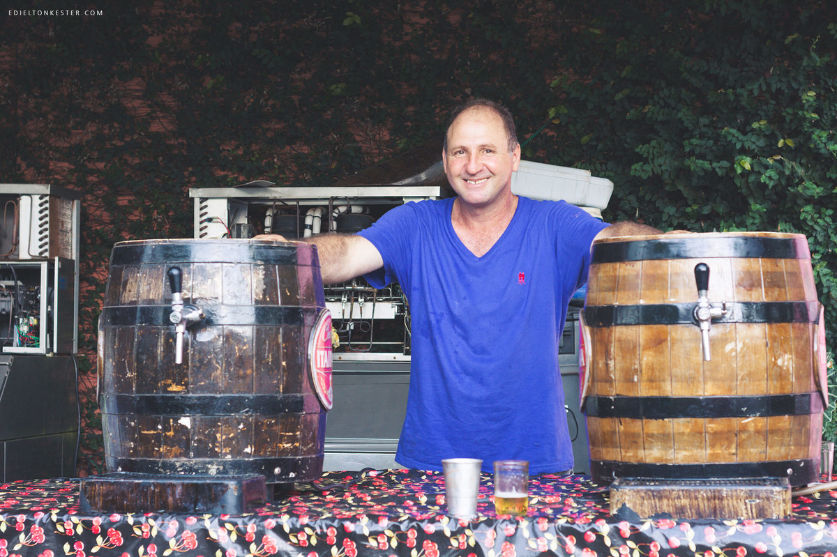 pai de aniversariante segurando barril de chop