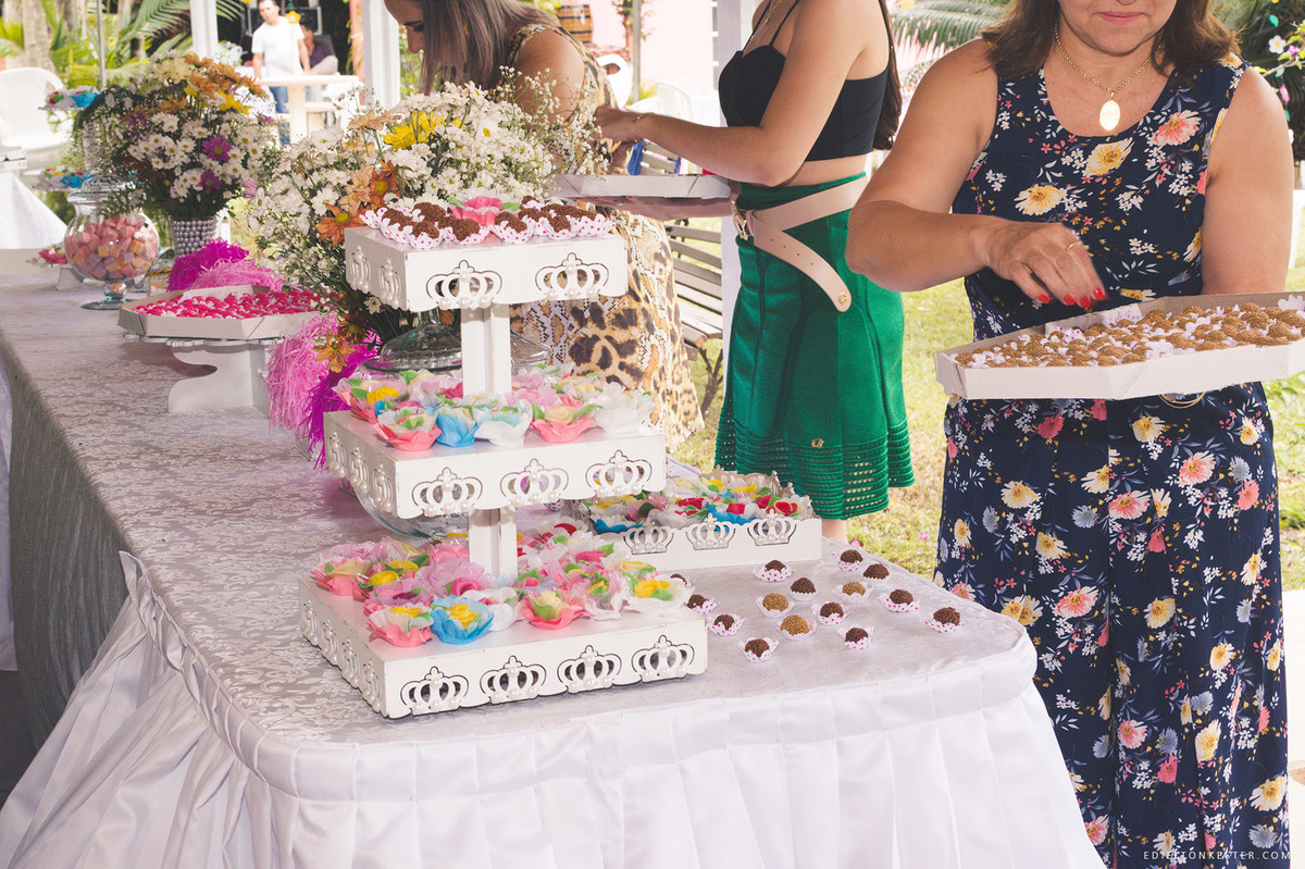 mesa de doces de aniversario de 15 anos