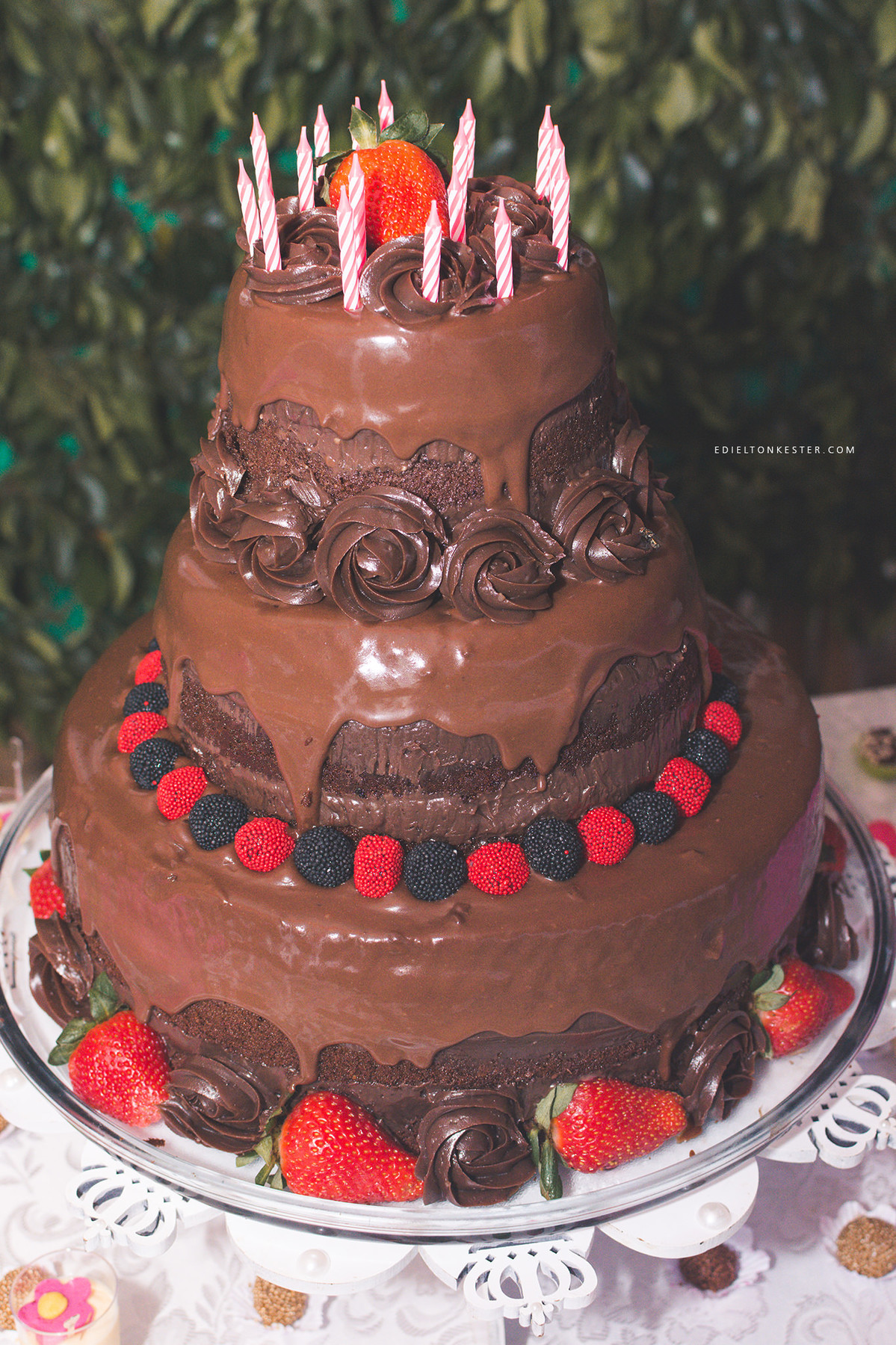 bolo de chocolate com morango feito para aniversario diurno de 15 anos com fotografia feita por edielton kester