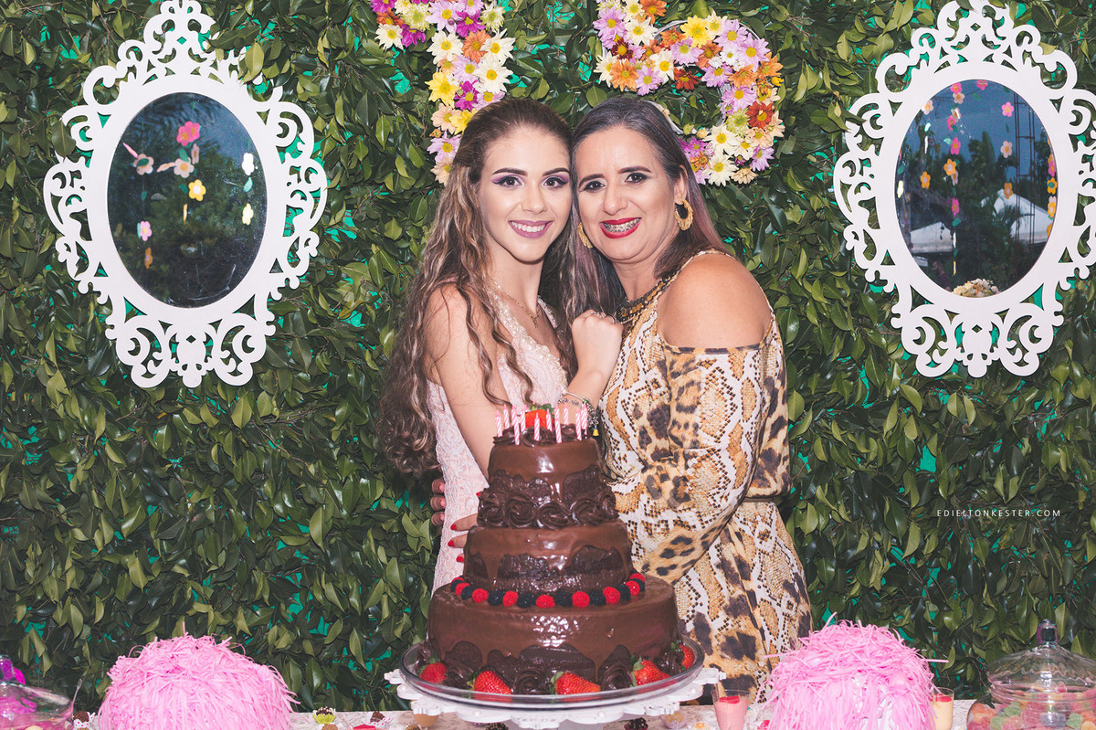 mae e filha se abraçam em aniversario de 15 anos