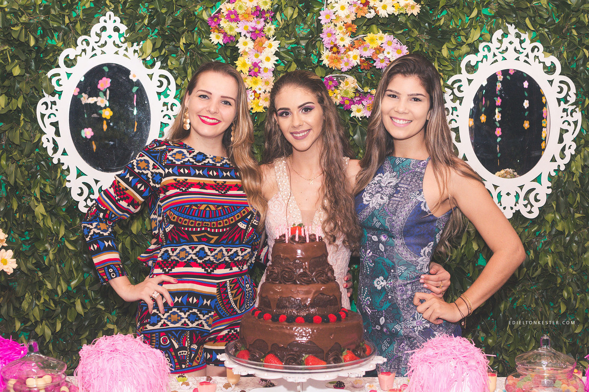 menina de 15 anos em foto com primas no seu aniversario de 15 anos feito pelo fotografo edielton kester