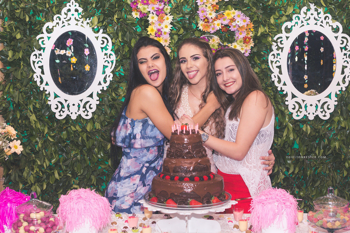 menina de 15 anos em foto descontraida com amigas em seu aniversario de 15 anos feito pelo fotografo edielton kester