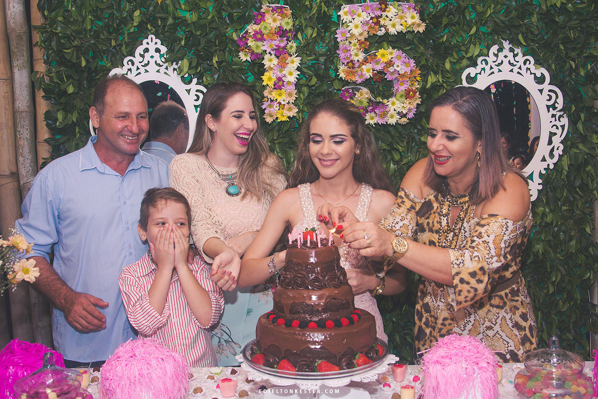 aniversario de 15 anos soprando a vela e todo mundo rindo