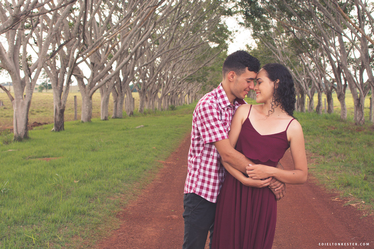 casal apaixonado se abraçando
