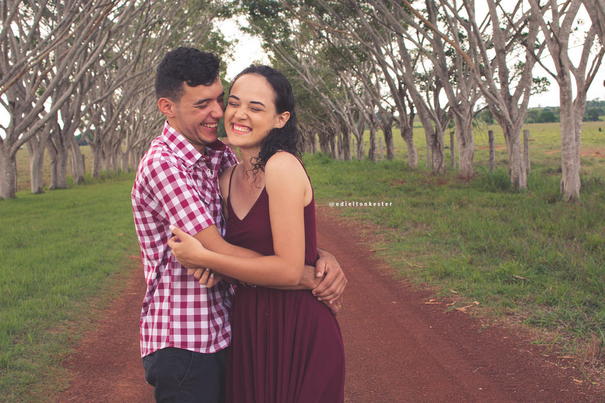 casal abraçado com sorriso espontaneo por edielton kester fotografo de casamentos