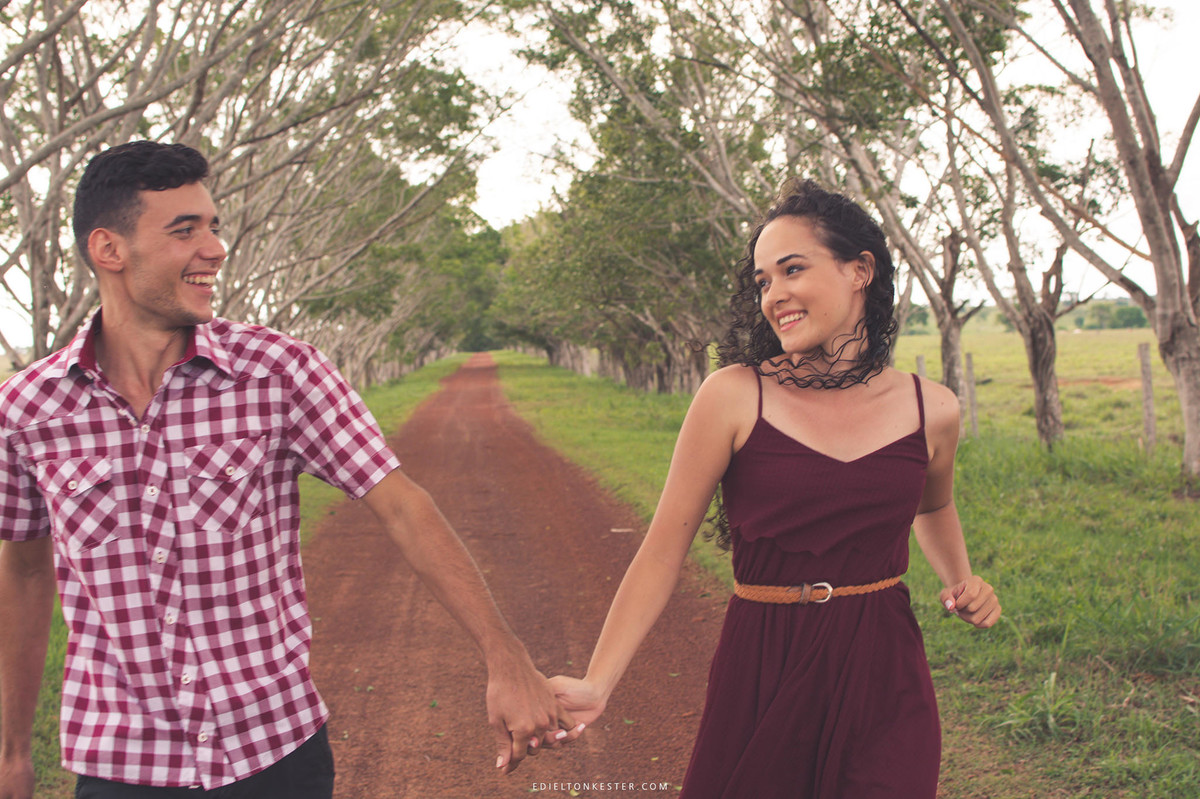 casal correndo de maos dadas em ensaio pre casamento
