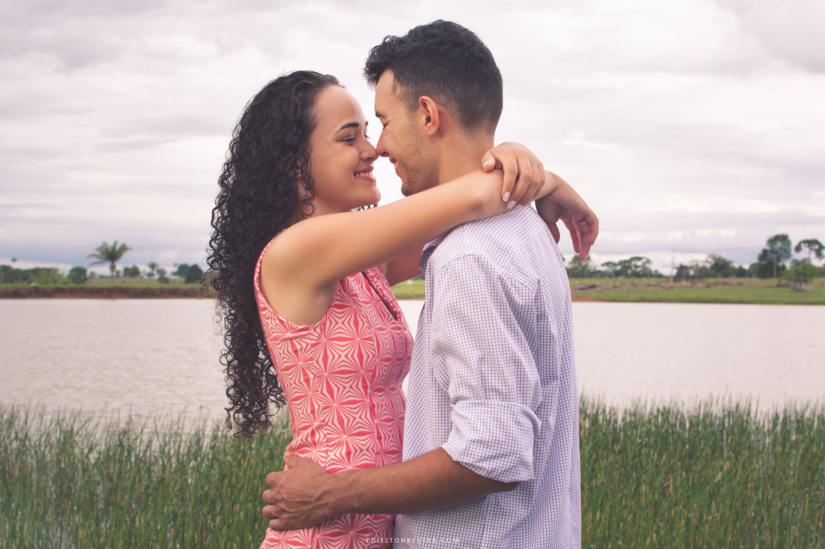 noiva com braços sobre o noivo sorrindo apaixonadamente
