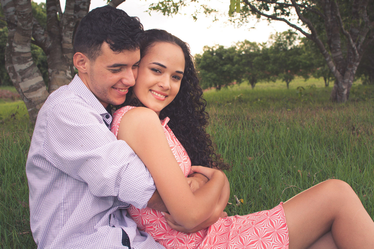 casal abraçando em ensaio pre casamento sentados