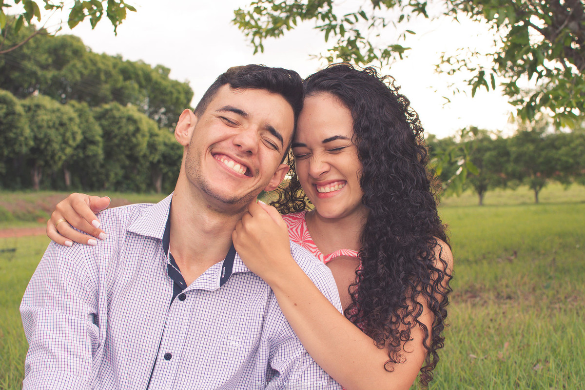 noiva acariciando noivo e sorrindo