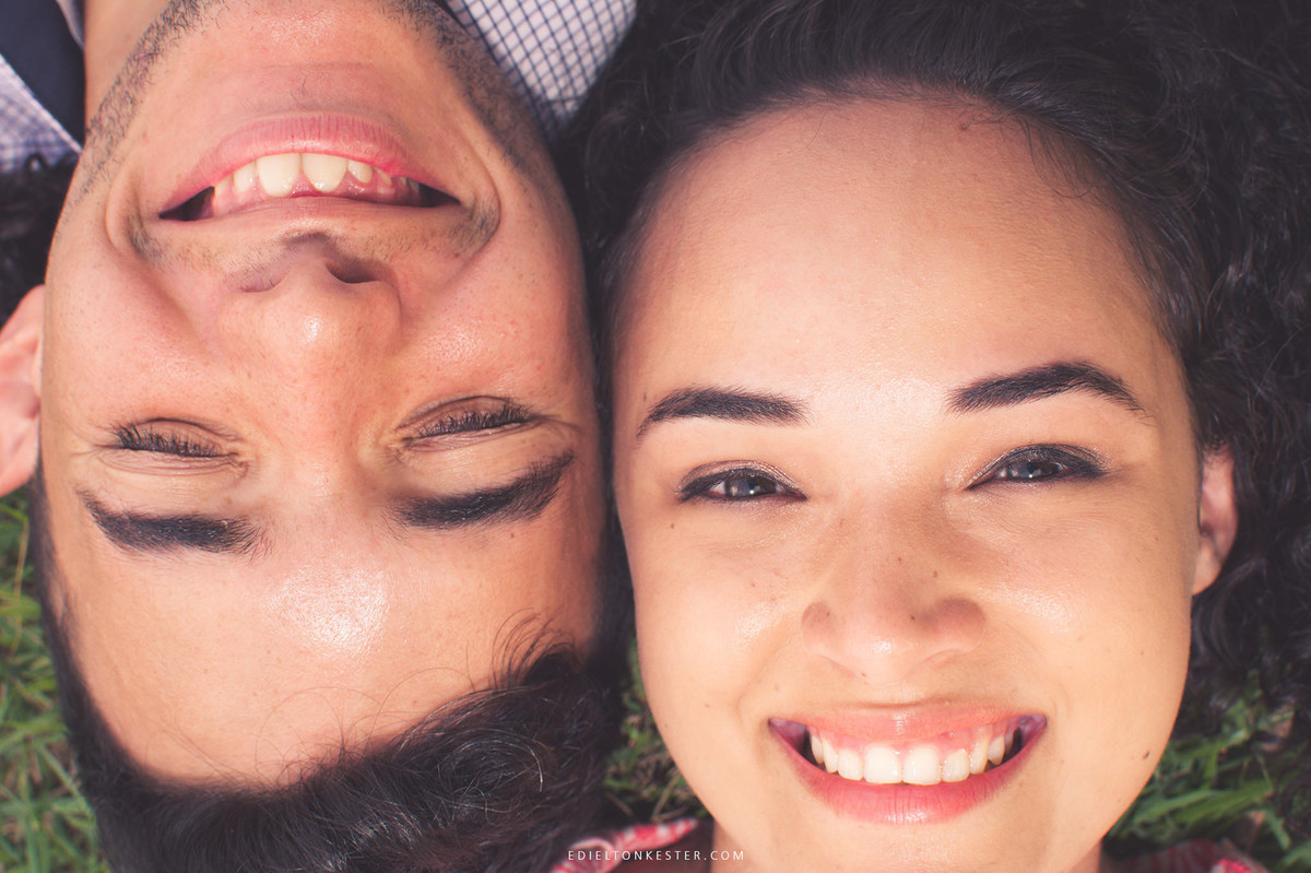 olhares dos noivos em ensaio pre casamento