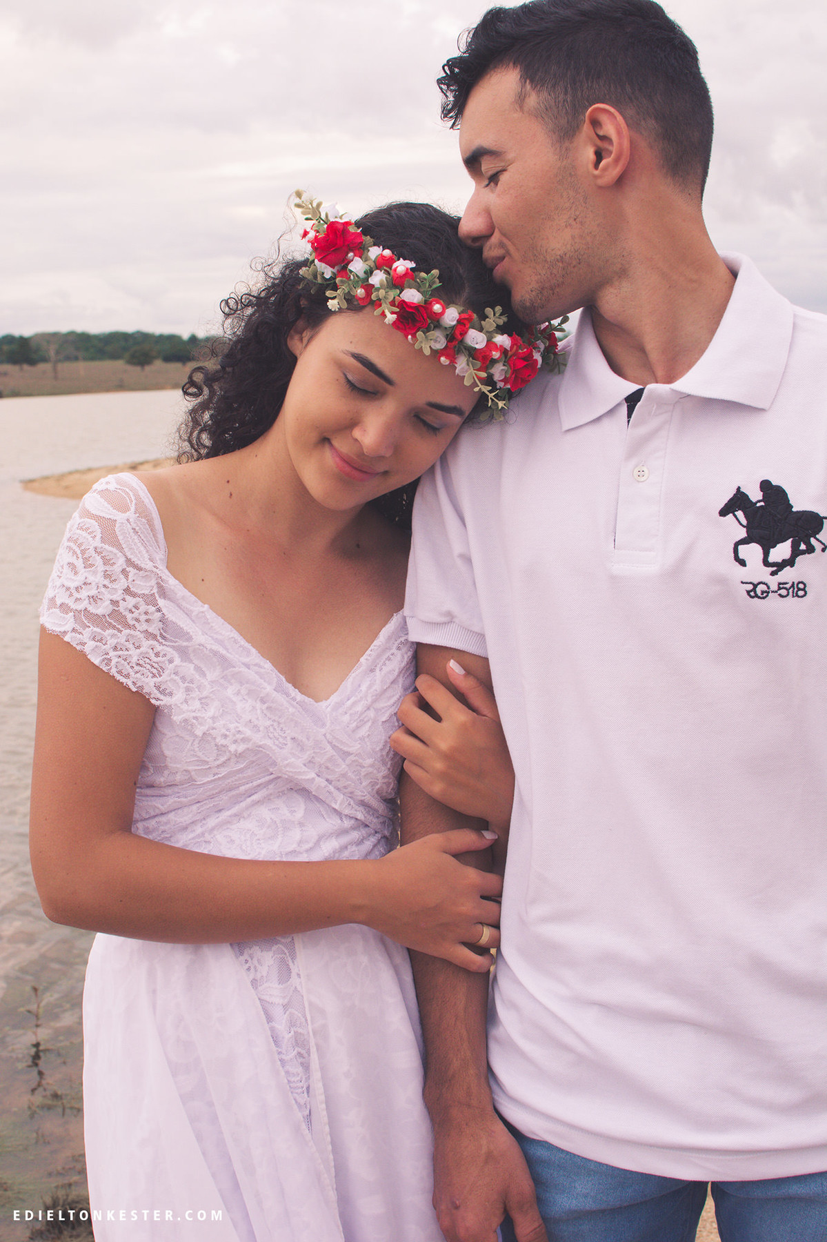 noivo beijando a testa da noiva em ensaio na poraia