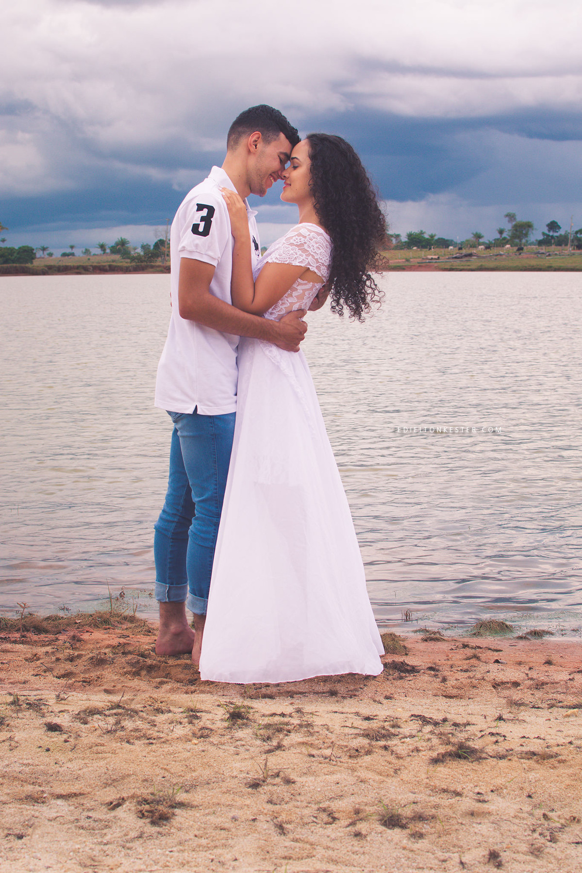 casal apaixonado em ensaio na praia