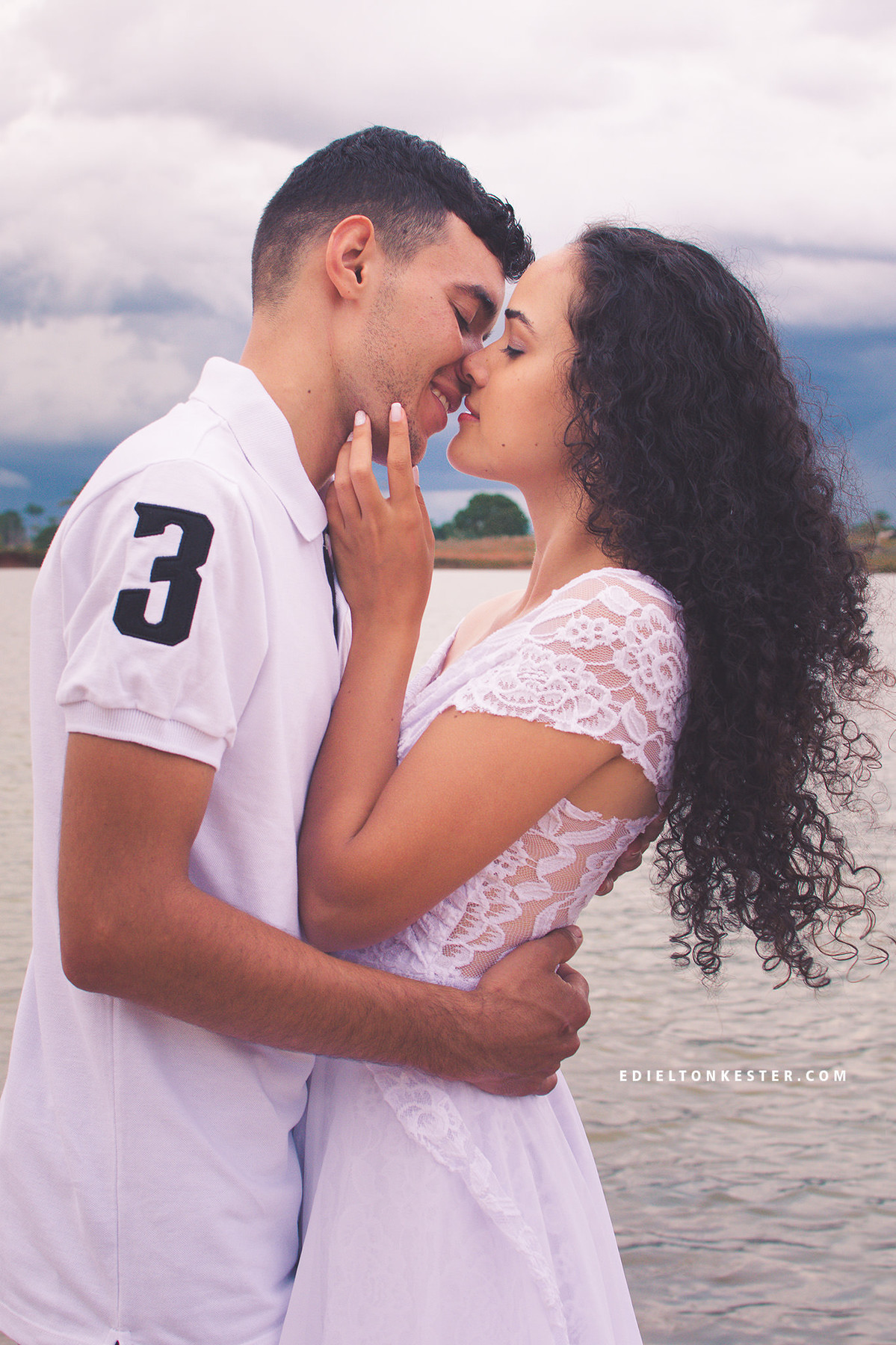 noivos em ensaio pre casamento com labios quase se tocando