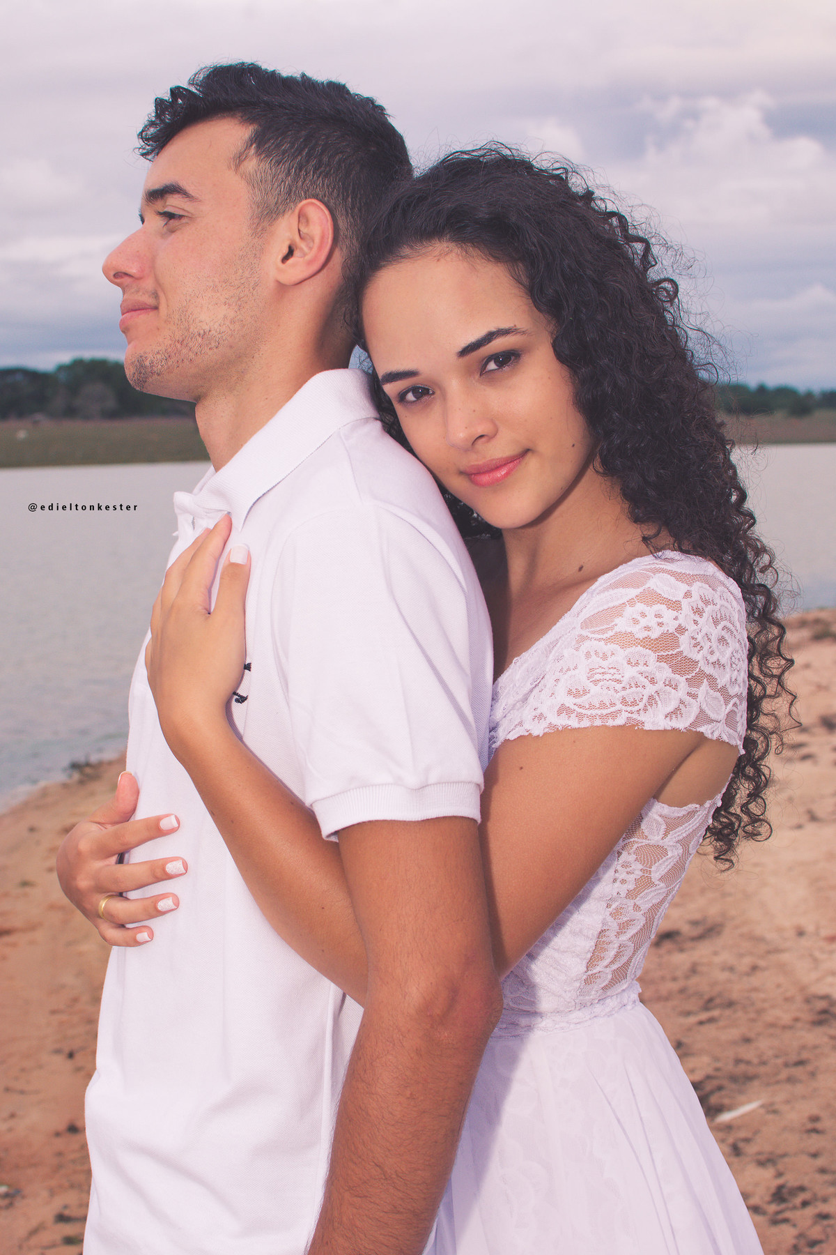 noiva abraçando o noivo e olhando