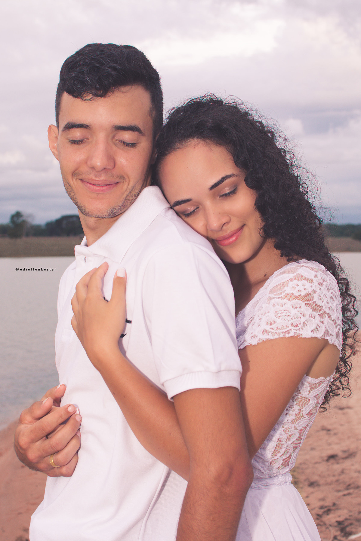 noiva abraçando o noivo cheia de amor