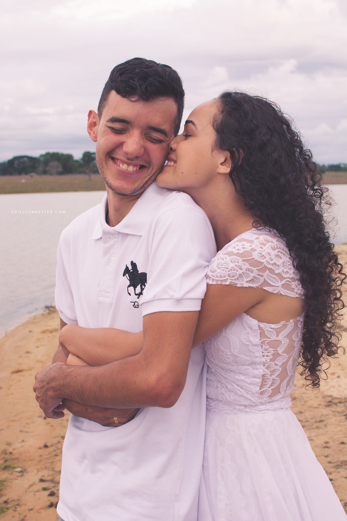 noivo nao resiste a beijo na orelha e desaba de sorriso