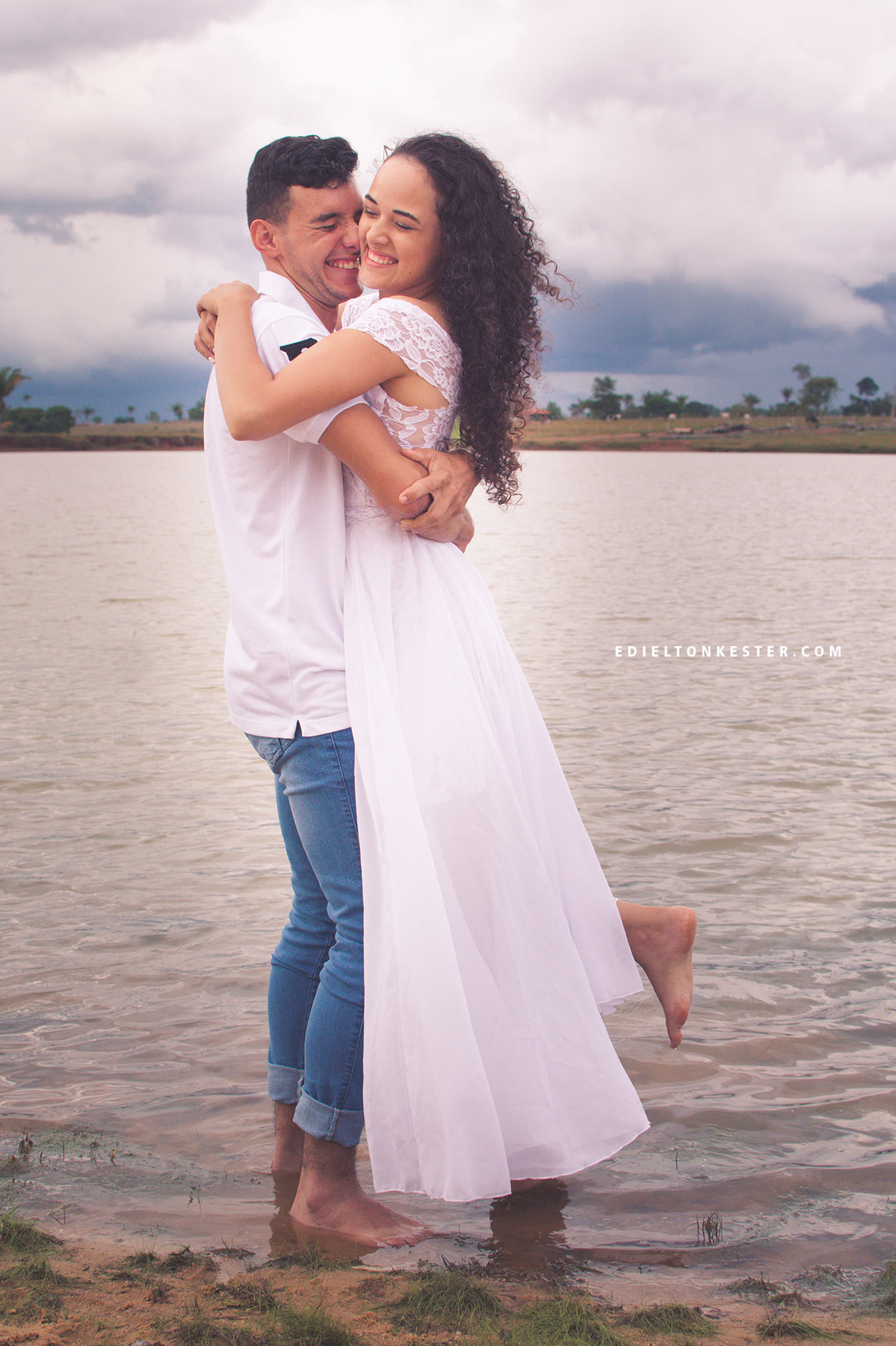 noivo erguendo a noiva que explode de alegria em destination wedding