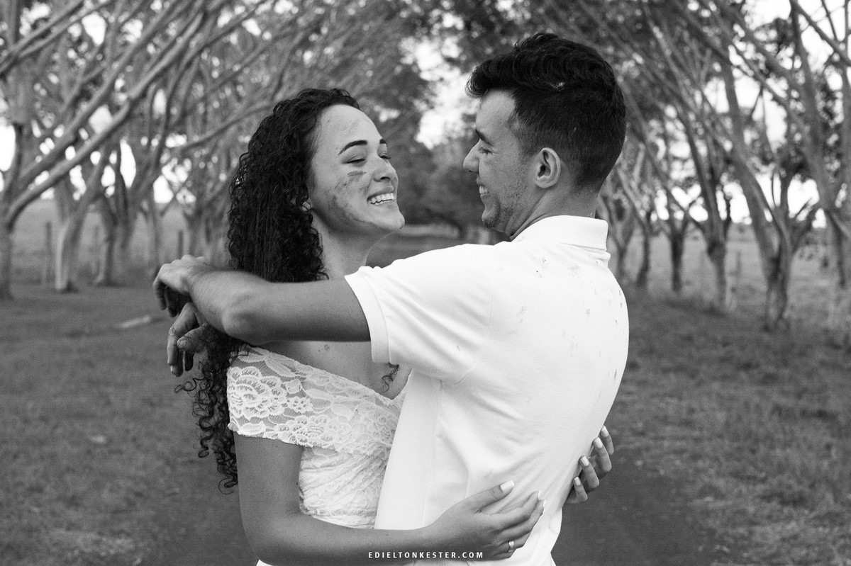 noivos em pose descontraidas