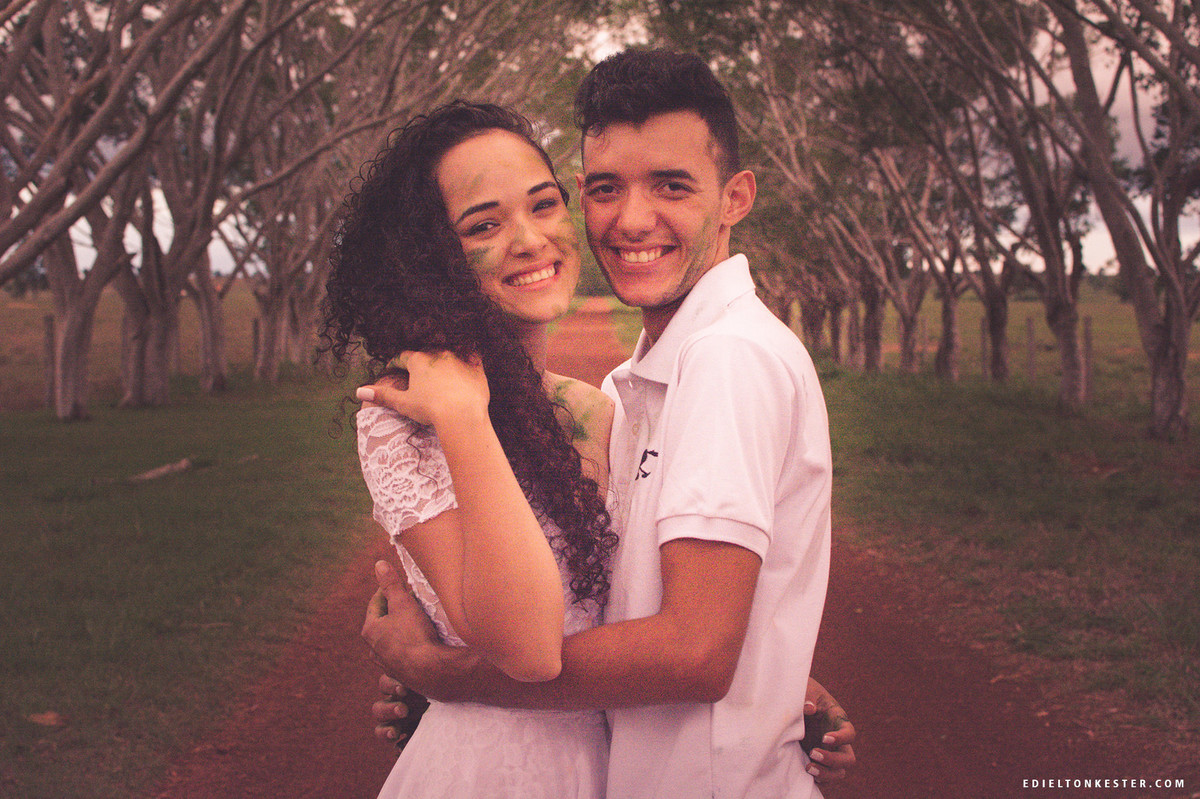 casal com tinta em ensaio destination wedding pelo fotografo de casamento edielton kester em ro